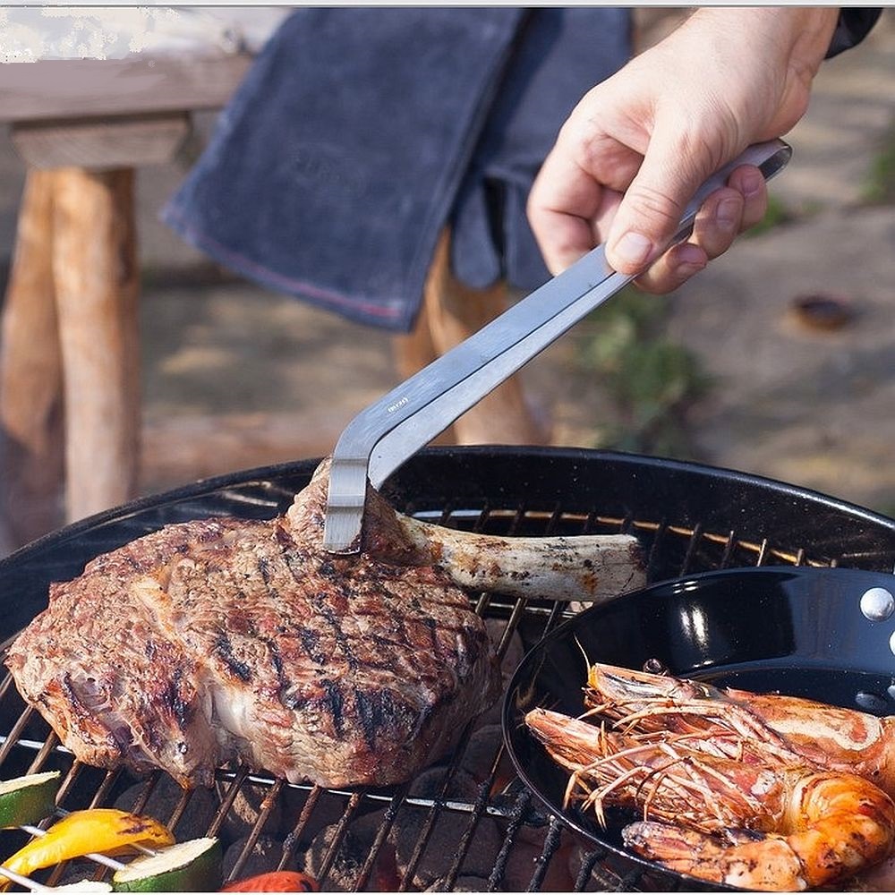 Die Rösle Grillzange ermöglicht präzises Arbeiten am Grill