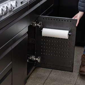 Eine griffbereite Küchenrolle hält deine Outdoorküche sauber